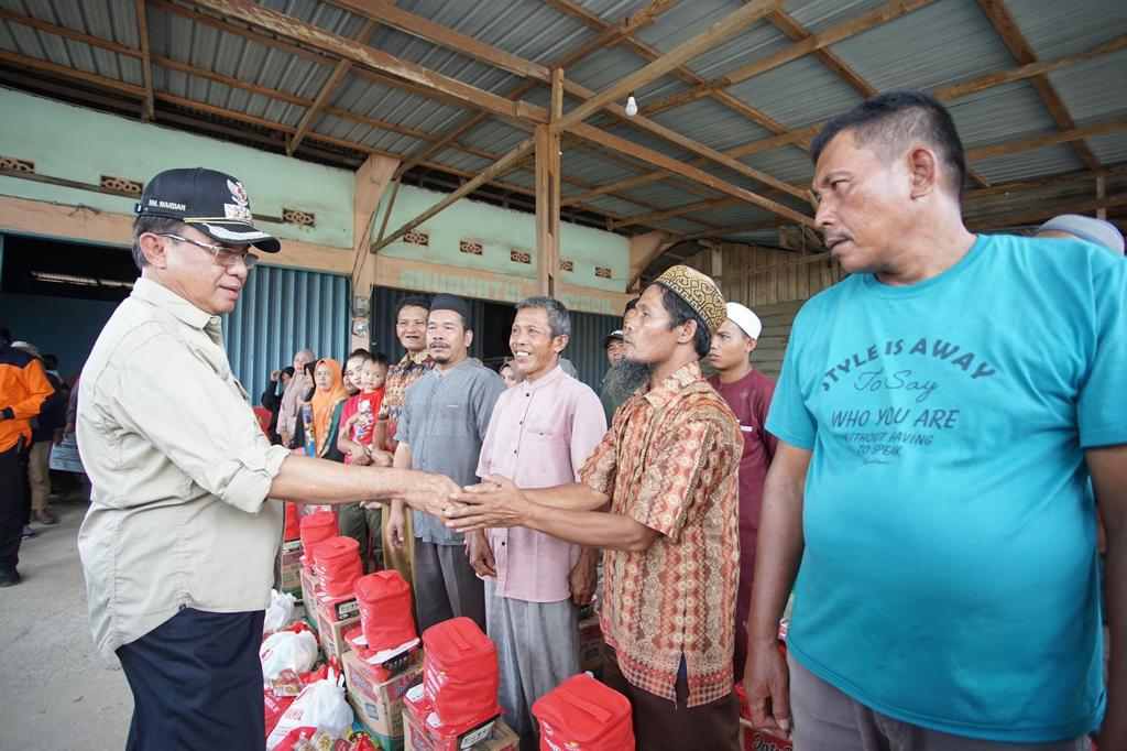Bupati Inhil Tinjau dan Salurkan Bantuan Korban Puting Beliung di Desa Batu Ampar